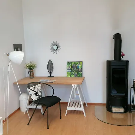Kwatera prywatna Nr 3 Grosszuegiges Kamin-zimmer Mit King-size Bett Im Zentrum Wlan Tv Gute Laune *